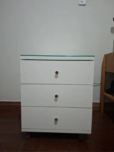 Mesa de cabeceira branca