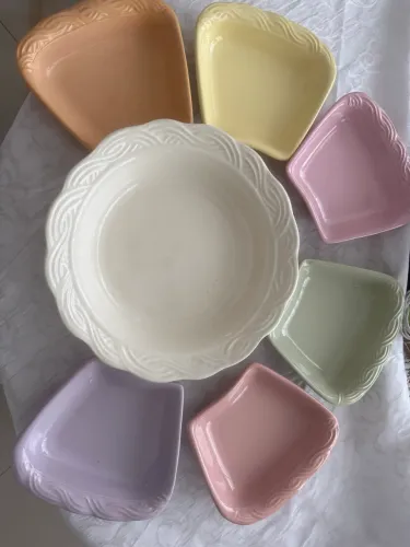Jogo de petisqueiras em cerâmica colorida com bandeja ? estilo vintage?