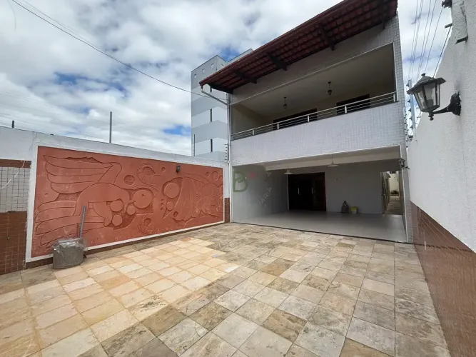 Imóvel para venda possui 246 metros quadrados com 6 quartos em Sapiranga-Coité - Fortaleza