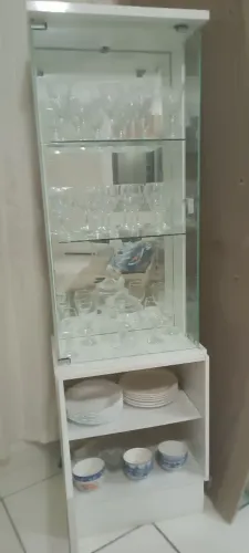 Cristaleira com fundo espelhado, Linda.