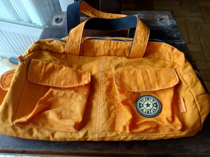 Bolsa klipling com detalhe