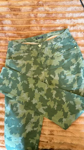 Calça camuflada Maria Filó