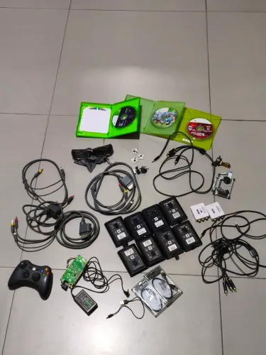 Lote vídeo game , cabos , cases de HD ( NAO SAO HD, SOMENTE CASE)