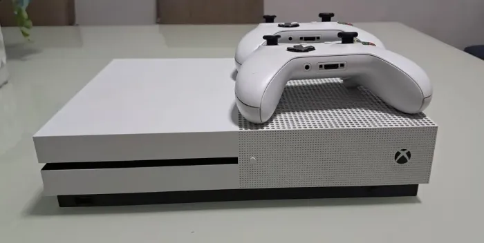 XBOX ONE S 1TB 2 CONTROLES