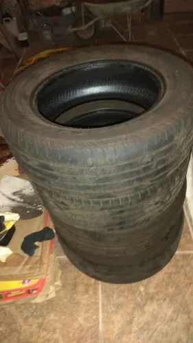 Vendo jogo de pneus Goodyear 205x60R15 meia vida. Uso para estepes ou carretinha. Usado 