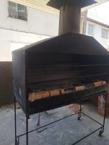 Churrasqueira pra espetinho e carnes no Kg.