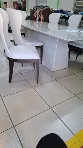 Vende-se uma bela mesa com 8 cadeiras da Sierra,valor 5.000,00