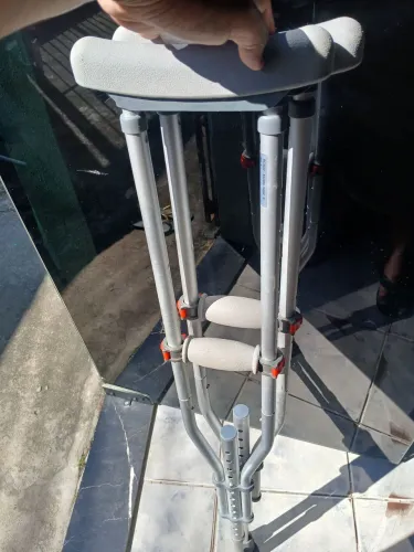 Muletas novas usadas so 1 mes