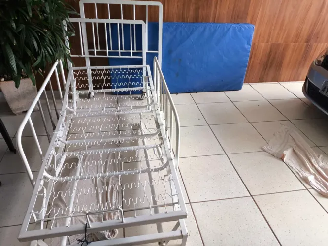Doa-se cama hospitalar