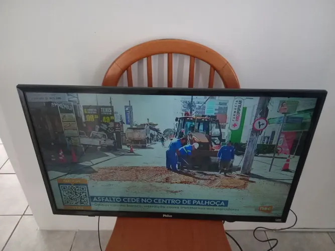 Tv Philco 32 plg c/defeito na imagem escura retirada de peças (Obs) C/ Antena S/controle