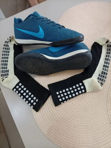 Chuteira Nike beco 2 Tam 41 ( veste 40 ) + meia anti derrapante <br>Assim tá bom ?