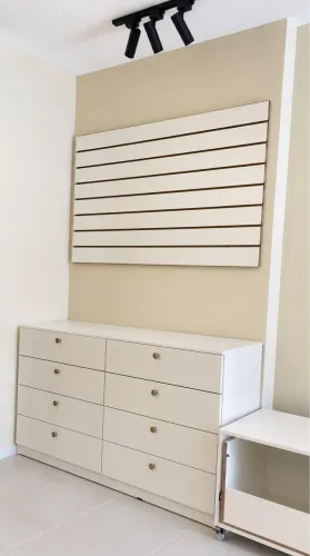 Cômoda + painel canaletado comércio loja