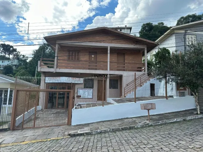 INBOX CIA IMOBILIÁRIA VENDE EM BENTO GONÇALVES - Imóvel com duas construções, em alvenaria