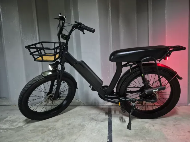 E-bike Cruiser Plus, preta, equipada, revisada, pouco rodada.
