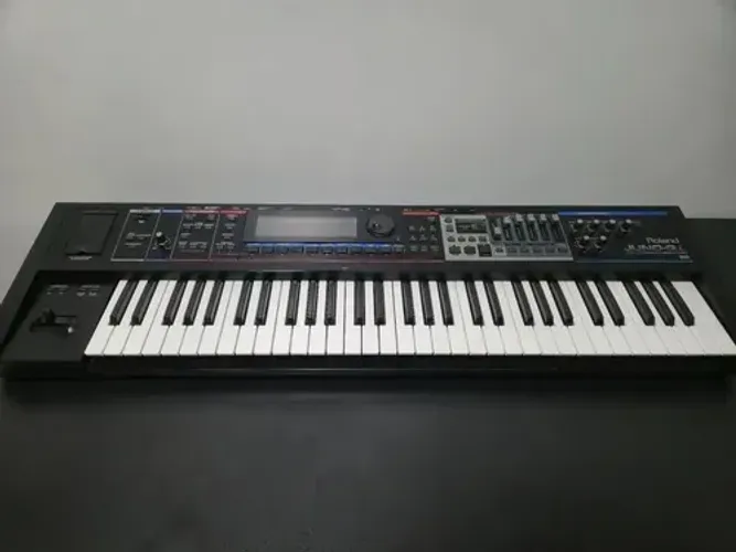 Roland Juno GI - Sintetizador