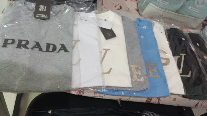 Camisetas de várias marcas e cores na promoção