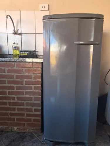FREEZER VERTICAL ELECTROLUX 145L