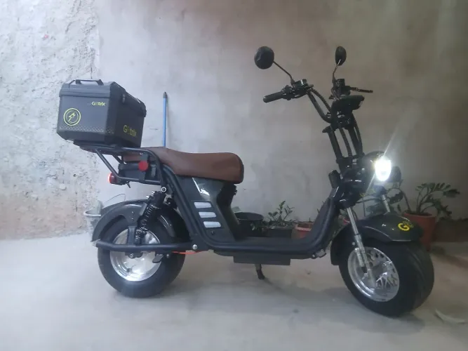Scooter eletrica x13 plus com caixas de som e bau