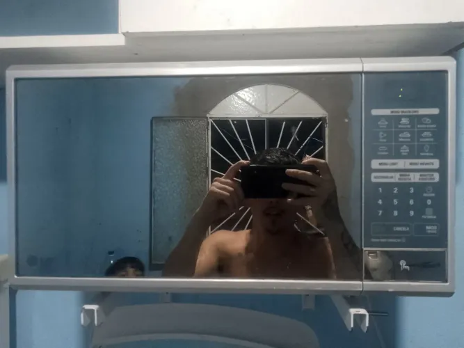 Vendo um microondas da marca LG semi novo pegando perfeita mente poucos dias de uso