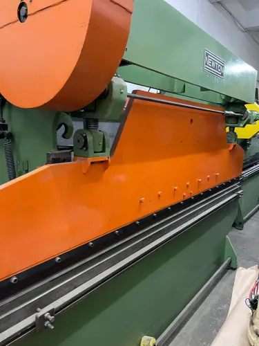Dobradeira Newton 3050 mts 40 ton buchas tdas novas ferramentas impecável