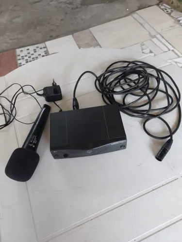 Microfone sem fio wireless a pilha usado c/avaria encaixe da tampa da pilha quebrado