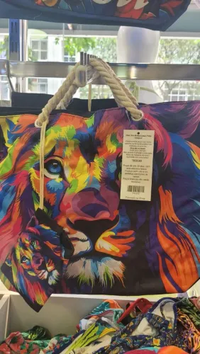 BOLSA DE PRAIA COM NECESSAIRE LEÃO