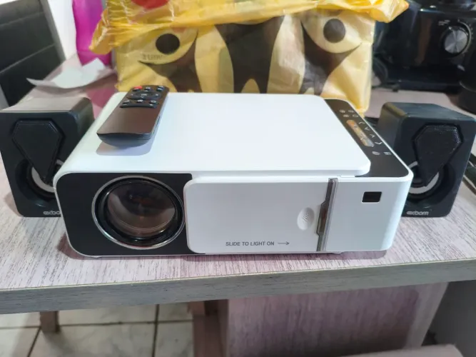 Projetor Led Novo com caixinhas de som