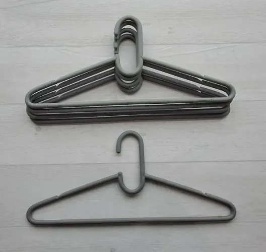 Kit 5 Cabides Plásticos Reforçados Cinza - Excelente Estado