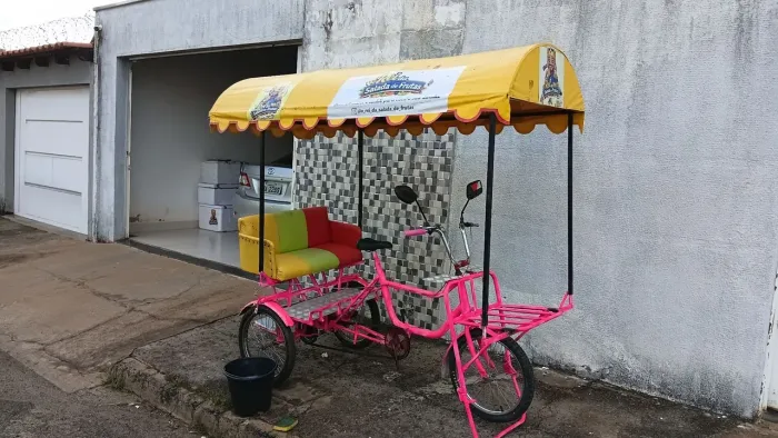 Bicicleta cargueira triciclo com cobertura 