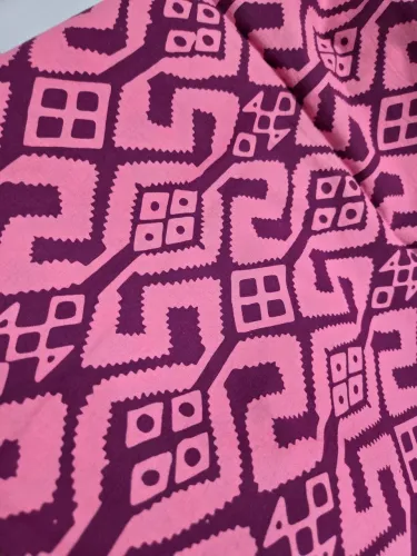 Corte de tecido rosa estampado comprado em Bali medidas 2m x 1m versátil p/ decor e roupa