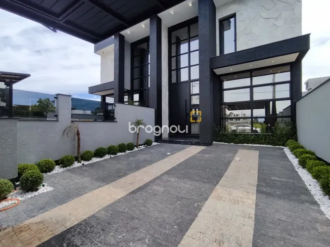 CASA ALTO PADRÃO COM 3 DORMITÓRIOS, SENDO 1 SUÍTE MASTER E PISCINA - CANASVIEIRAS