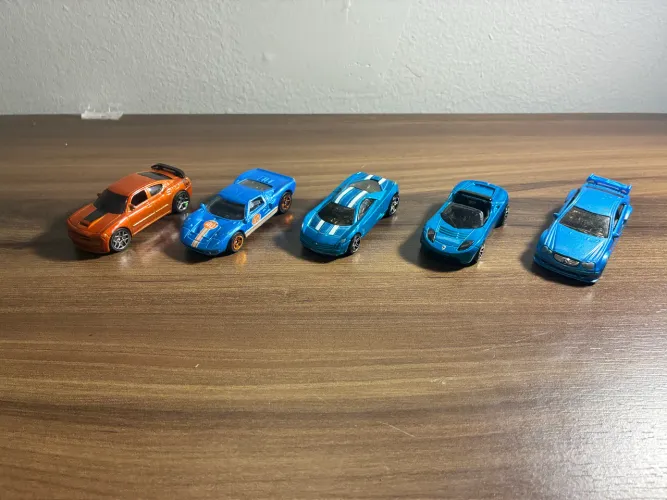 Kit 5 HotWheels aleatórios