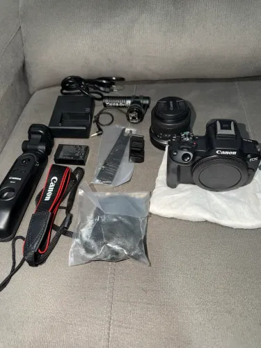 Cânon EOS R50 + Lente RF-S 18-45mm + Kit Creator Completo de Acessórios