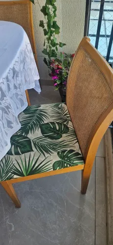 Mesa de Jantar , tampo oval com vidro fendi, com 6 cadeiras palha e tecido