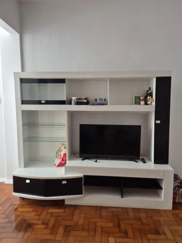 Estante, Cristaleira e Rack da Tok & Stok - Preta e Branca