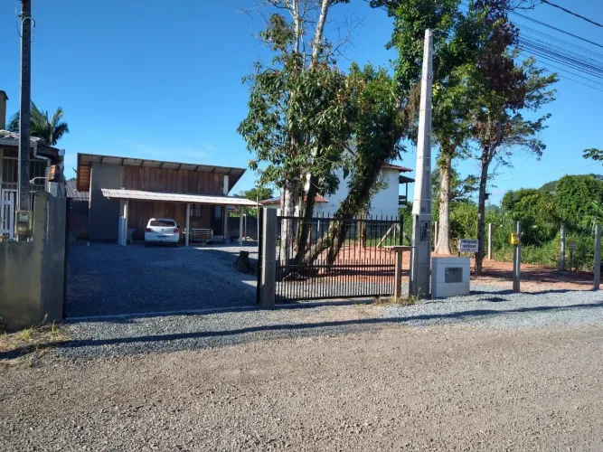 Vendo terreno com casa a apenas 400 metros da praia em Itapoá
