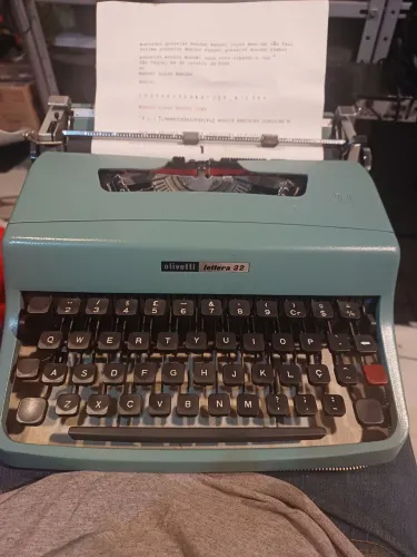 Máquina de escrever Antiga marca Olivetti modelo Lettera 32