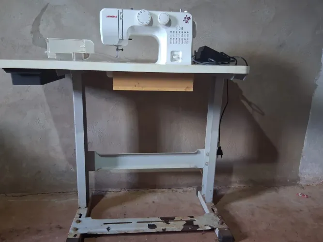 Máquina de costura nova