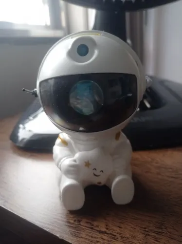 Astronauta para lives e iluminar o quarto o quarto a noite