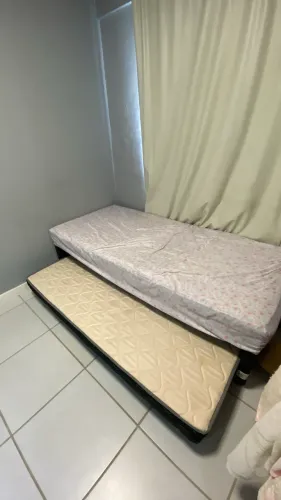 Cama de solteiro com cama auxiliar