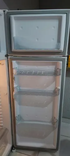 Geladeira cônsul com 2 anos de uso novo bem conservadas sem detalhes 