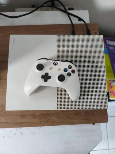 XBOX ONE S - 1 TERA/1 CONTROLE