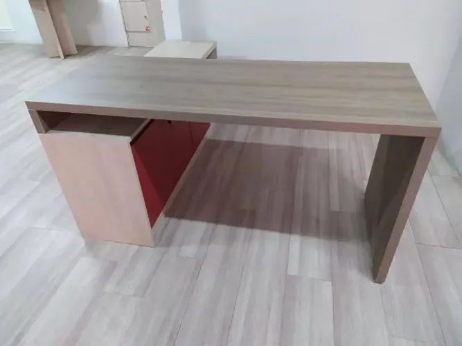 Mesa sob medida com armário MDF