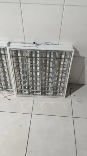 Luminária calha comercial aletada