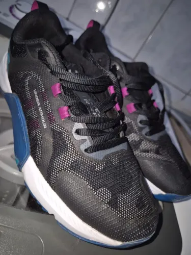 TÊNIS UNDER ARMOUR TRIBASE.