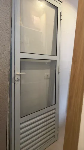 Porta alumínio com vidro 0,82 x 2,10m