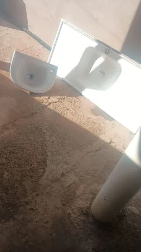 Vendo pia de cozinha super conservada e lavabo para banheiro 