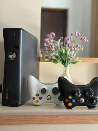 XBOX 360 Desbloqueado 2 controles e 4 Jogos Originais