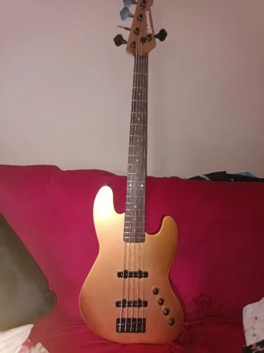 Contra baixo 5 cordas Waldemar gjjf350A-P com capa cordas trocadas e pelo luthier zero