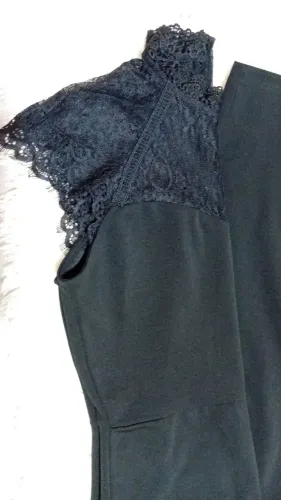 Macacão Longo Preto Shein Elegante com Detalhe em Renda nos Ombros (Seminovo)